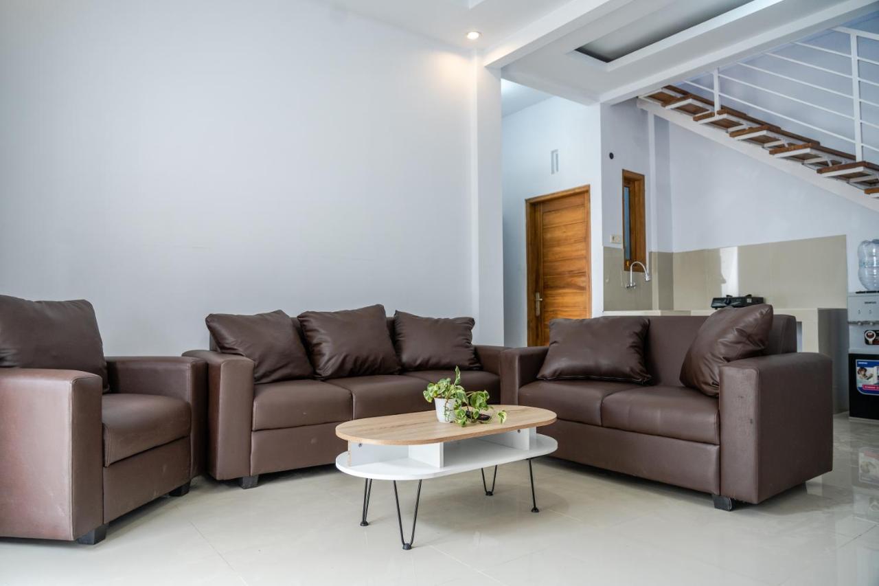 Azalia Homestay Yogyakarta Esterno foto