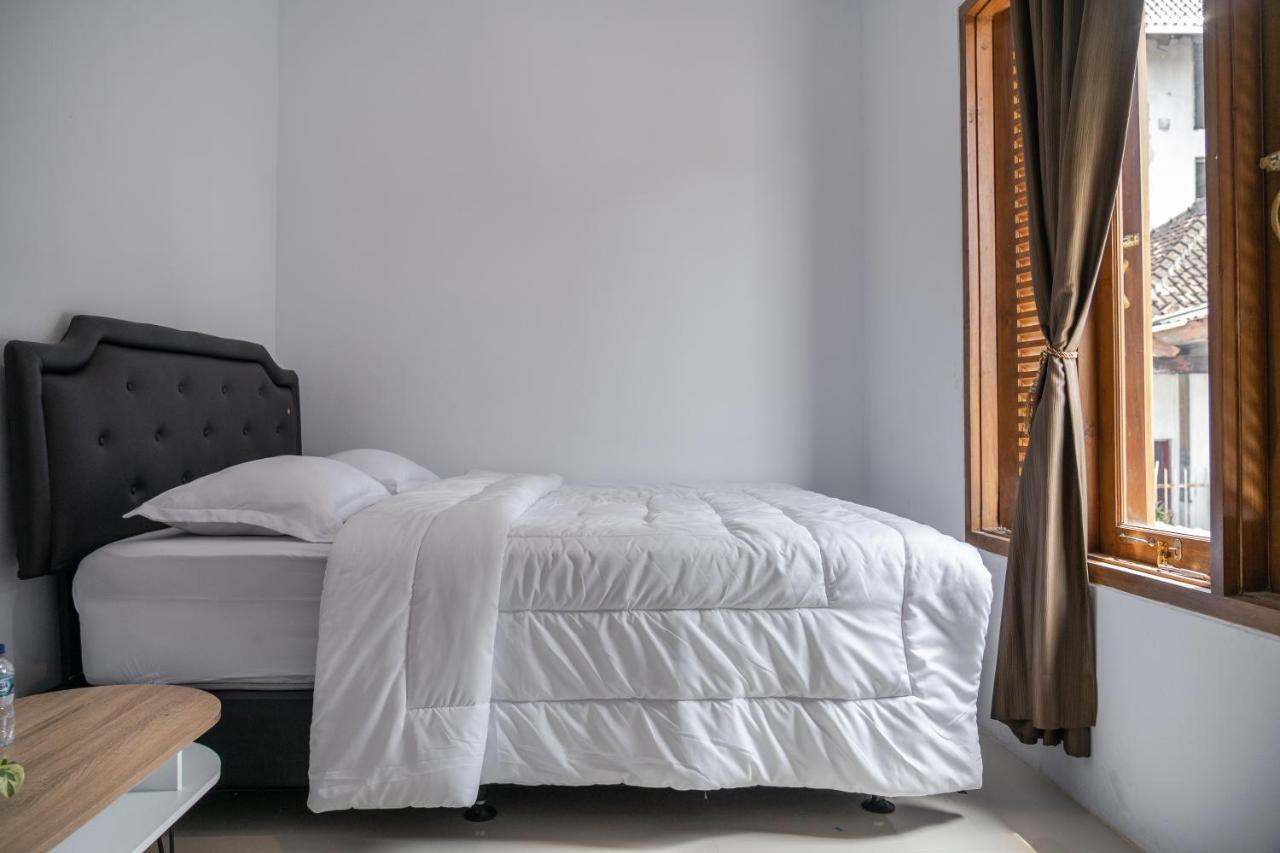 Azalia Homestay Yogyakarta Esterno foto